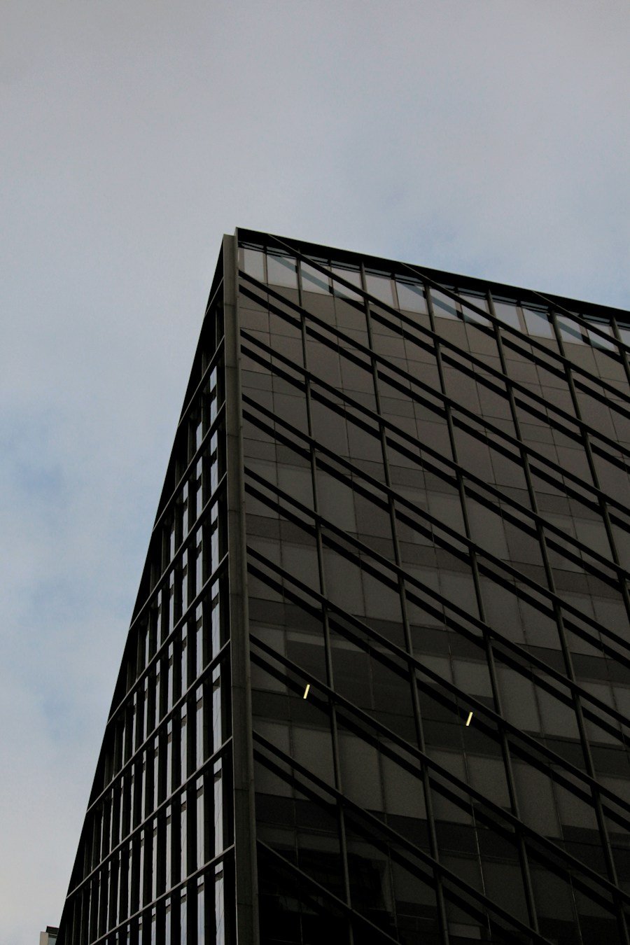 Detalle de una fachada de vidrio y estructura diagonal en Ciudad de México