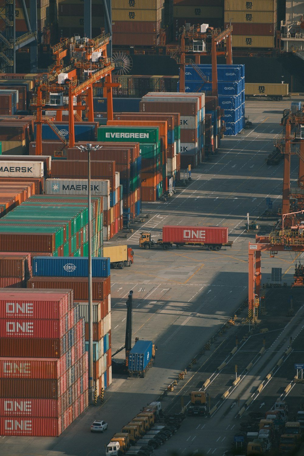 Equipo de manejo de contenedores y vías de transporte en un puerto