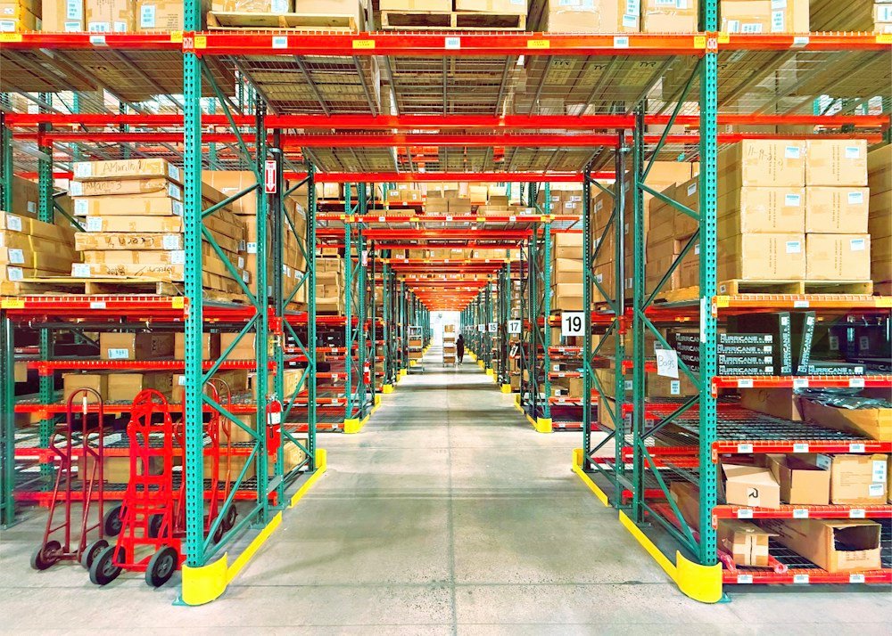 Almacenamiento de inventario y pasillos de surtido en un centro de distribución